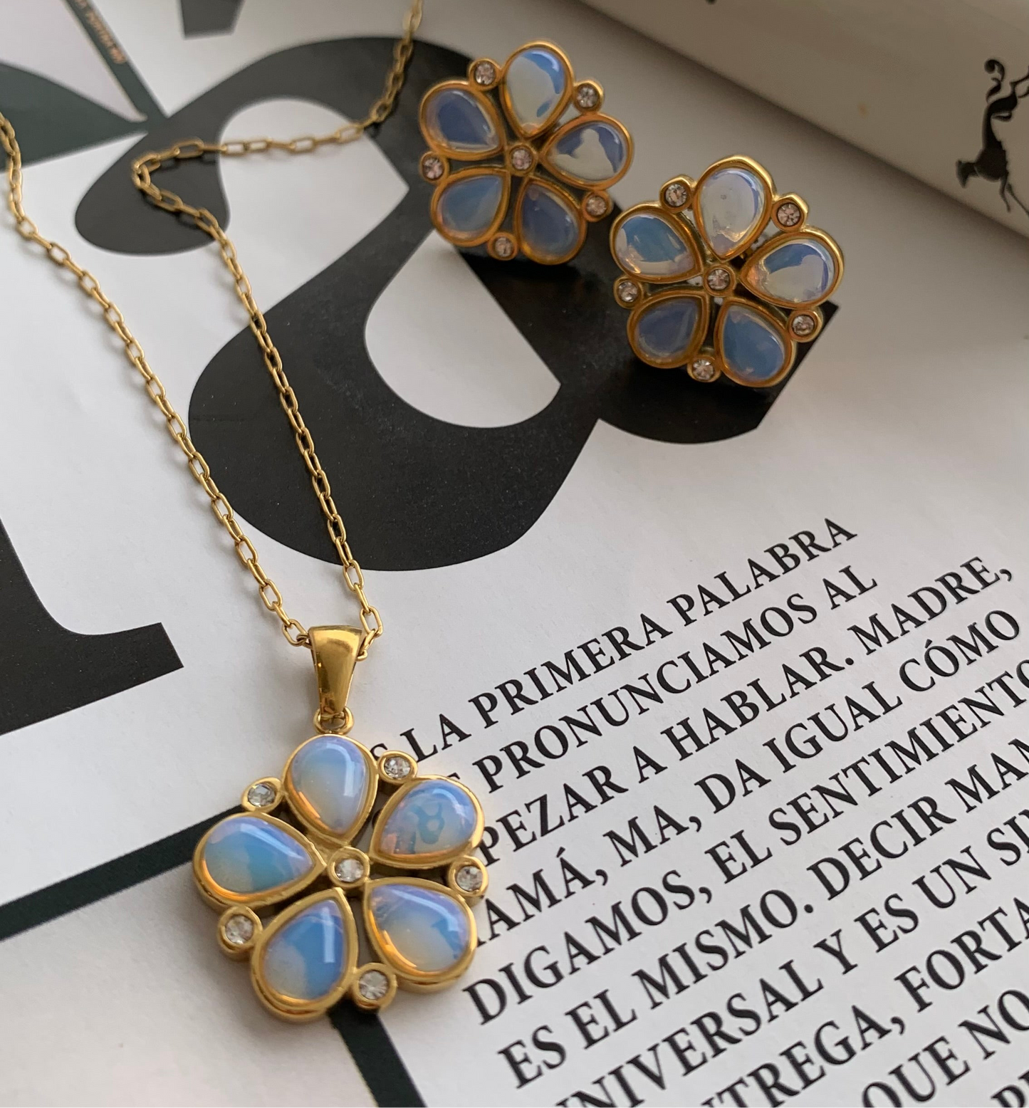 CLEAR FLOWER NECKLACE