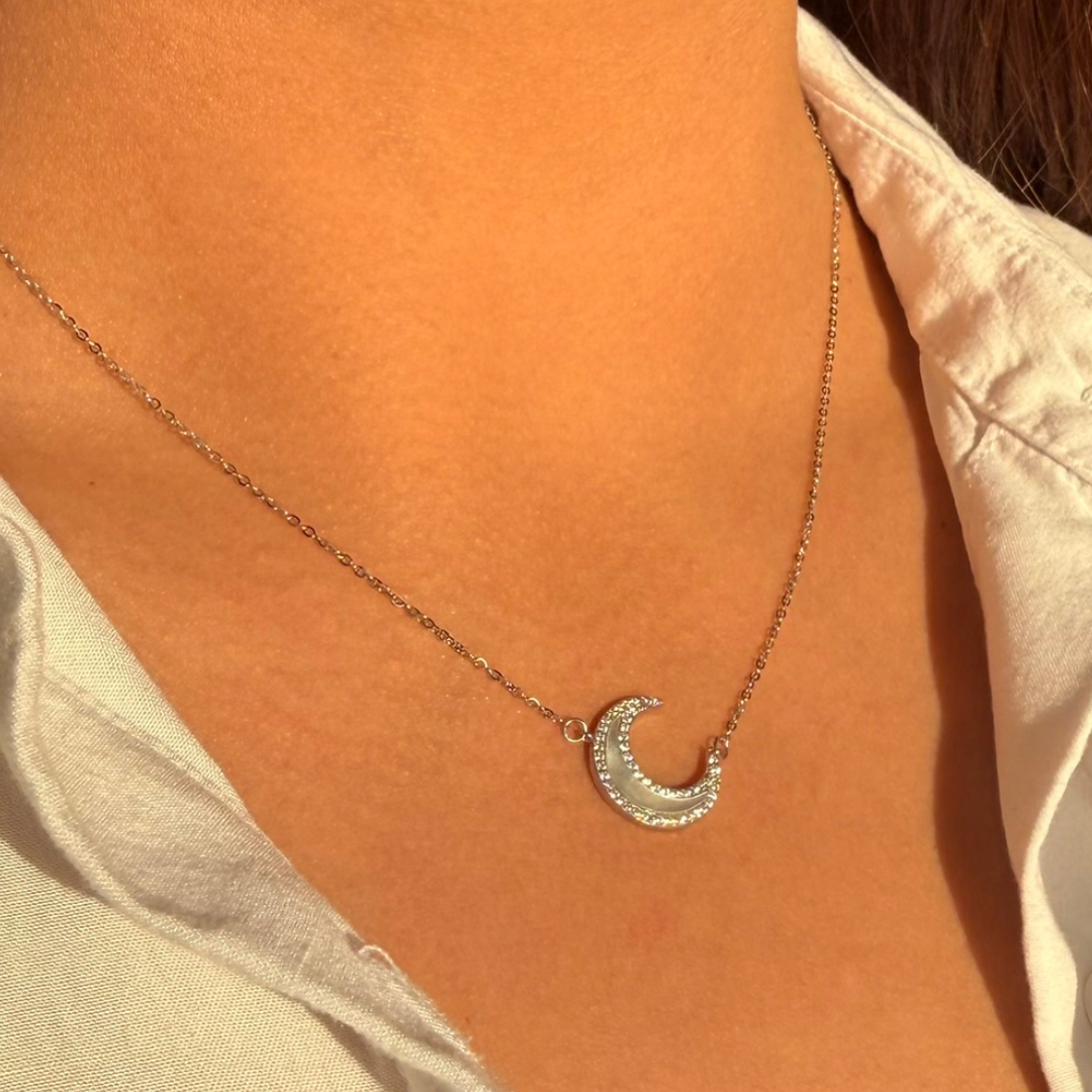 Pearl moon necklace