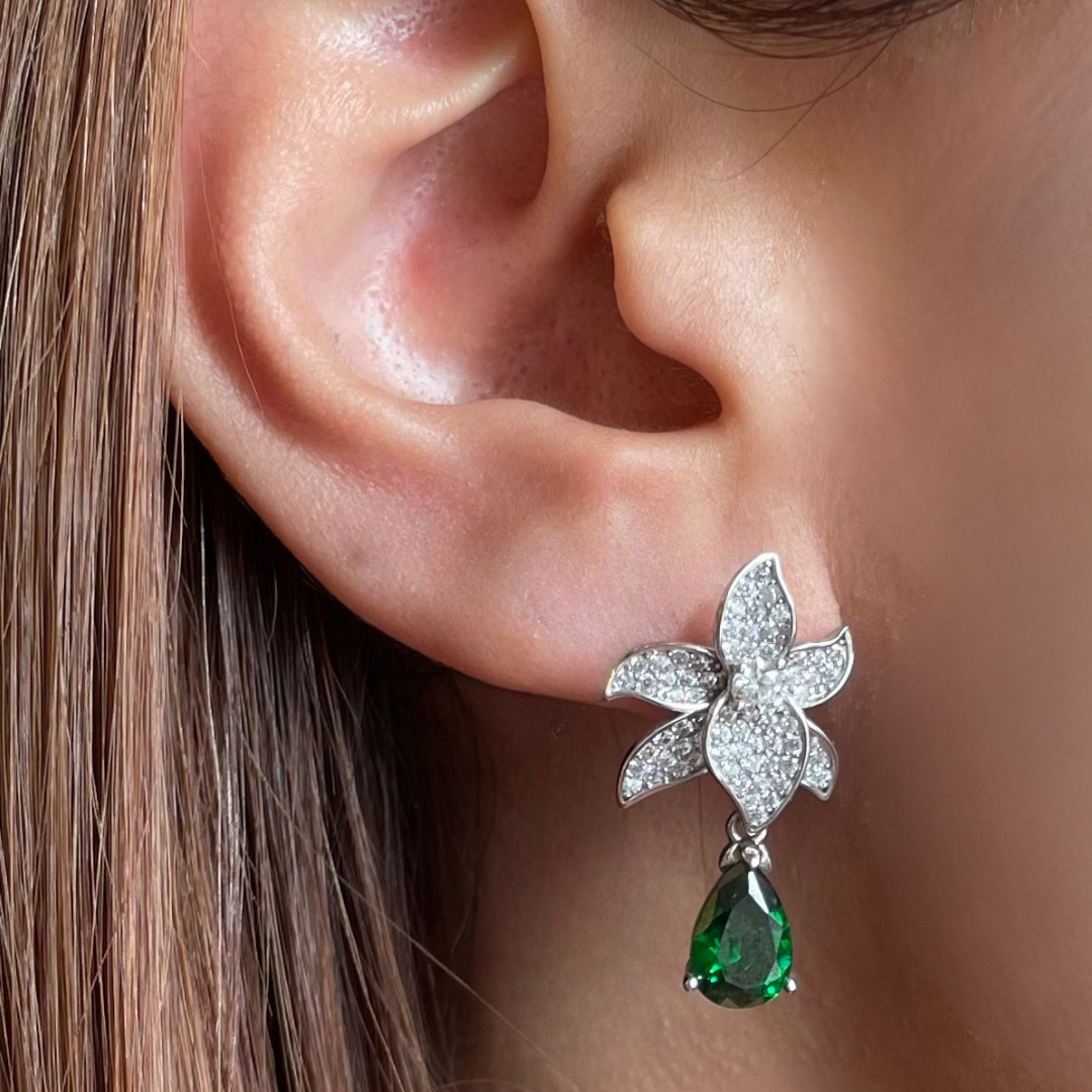 Van emerald flower earrings