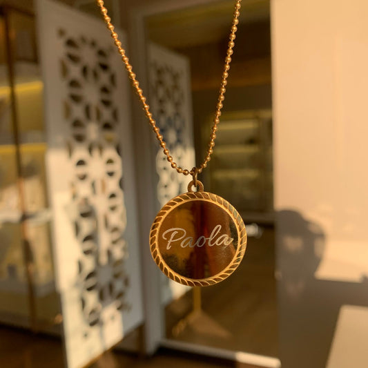 Dije medalla trenzada dorada