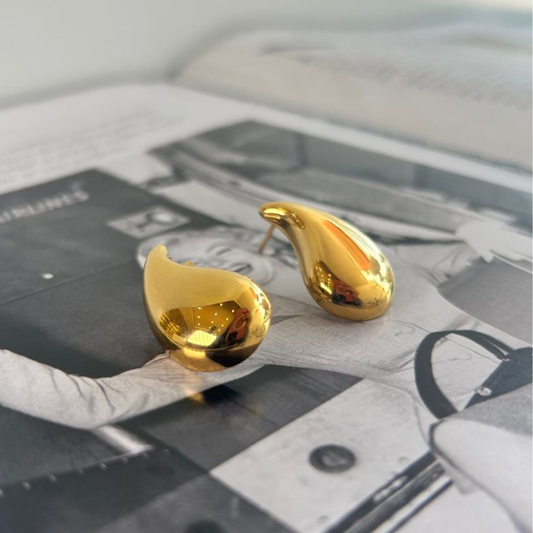 Iconic flat golden earrings