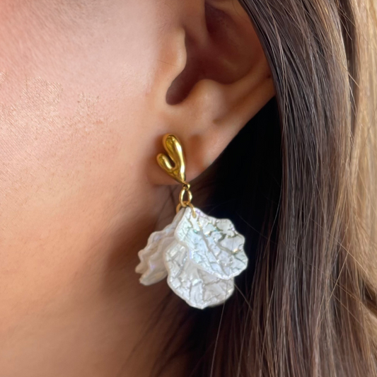 White flower golden earrings