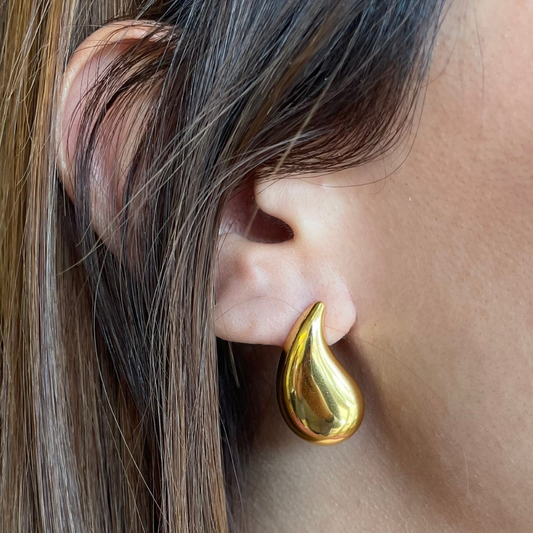 Iconic flat golden earrings