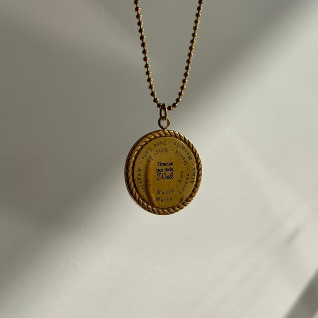 Dije medalla trenzada dorada