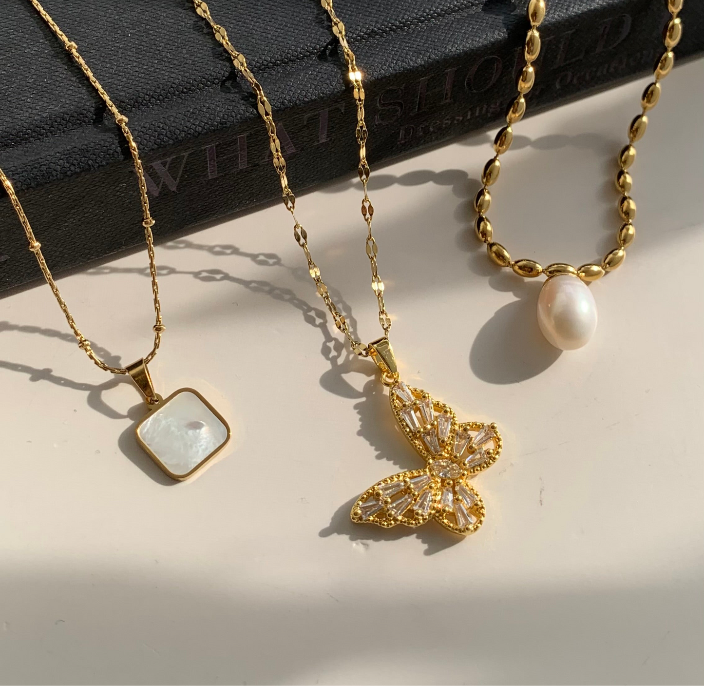 Pearl and golden beads necklace