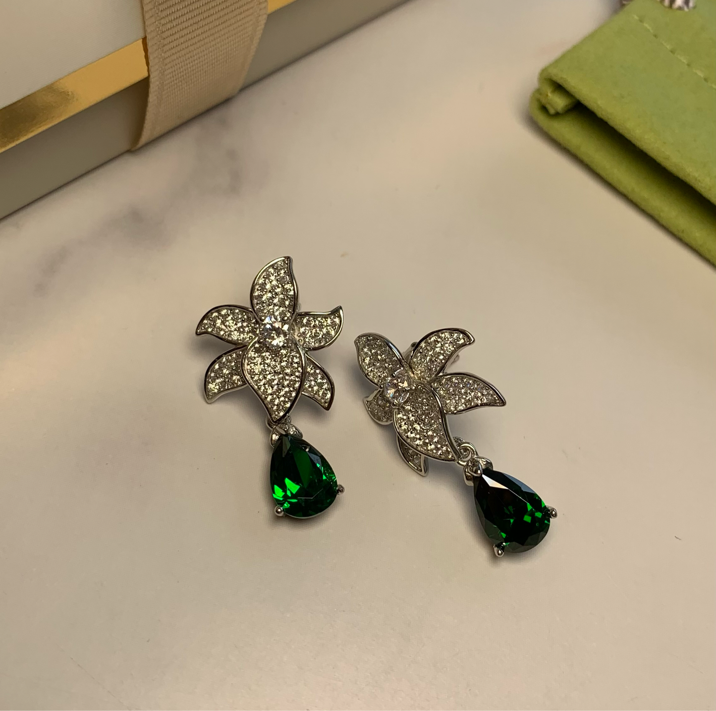 VAN EMERALD FLOWER EARRINGS